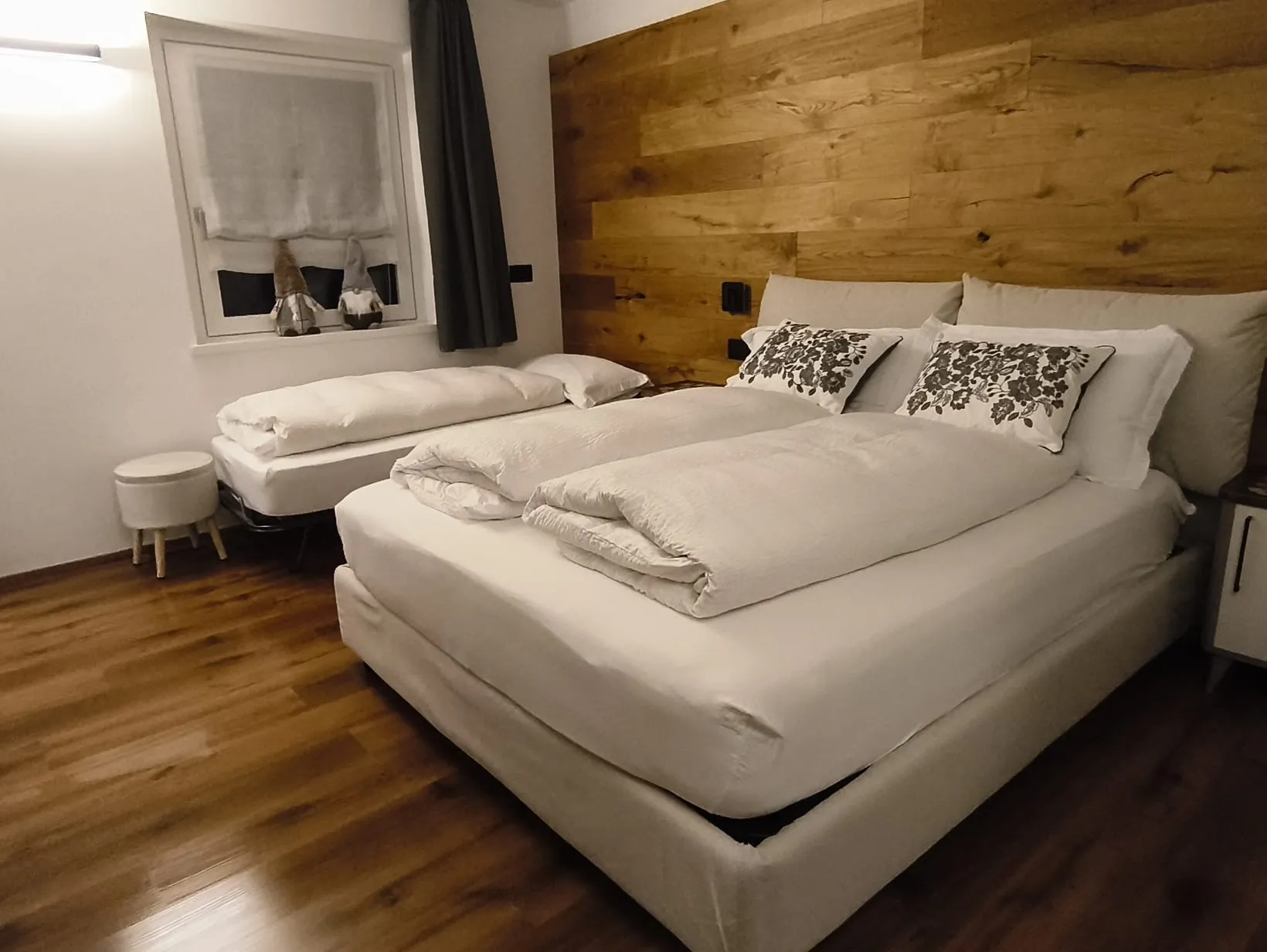 Camera con letto e finestra