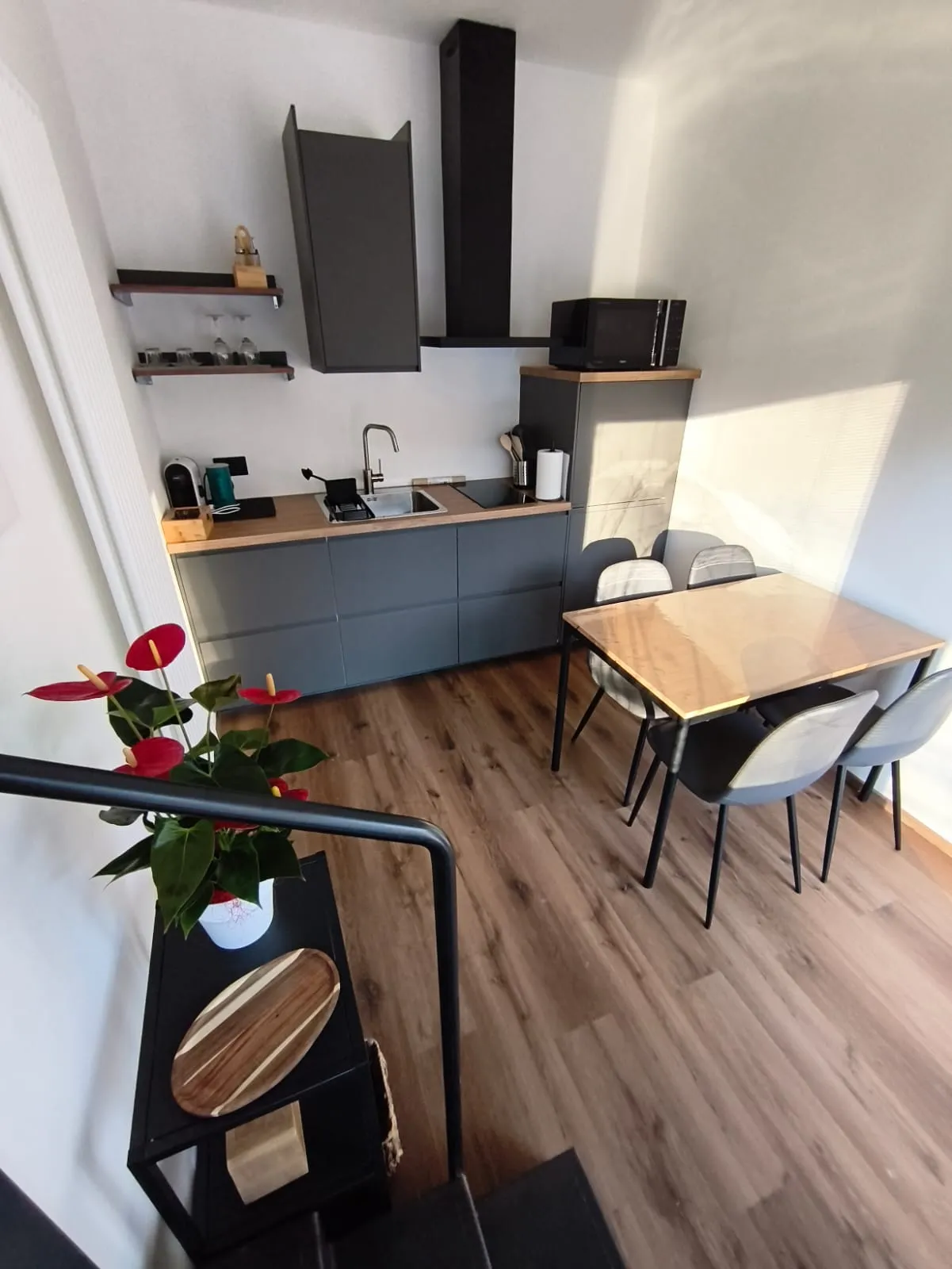 Cucina antracite, tavolo, dettagli