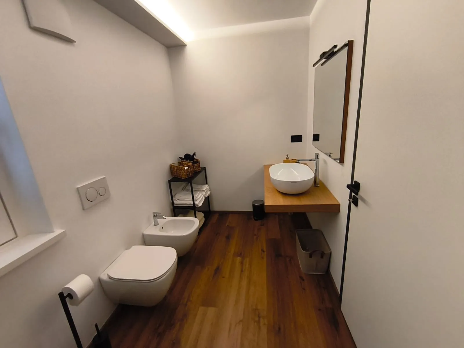 Bagno chiaro con lavabo legno
