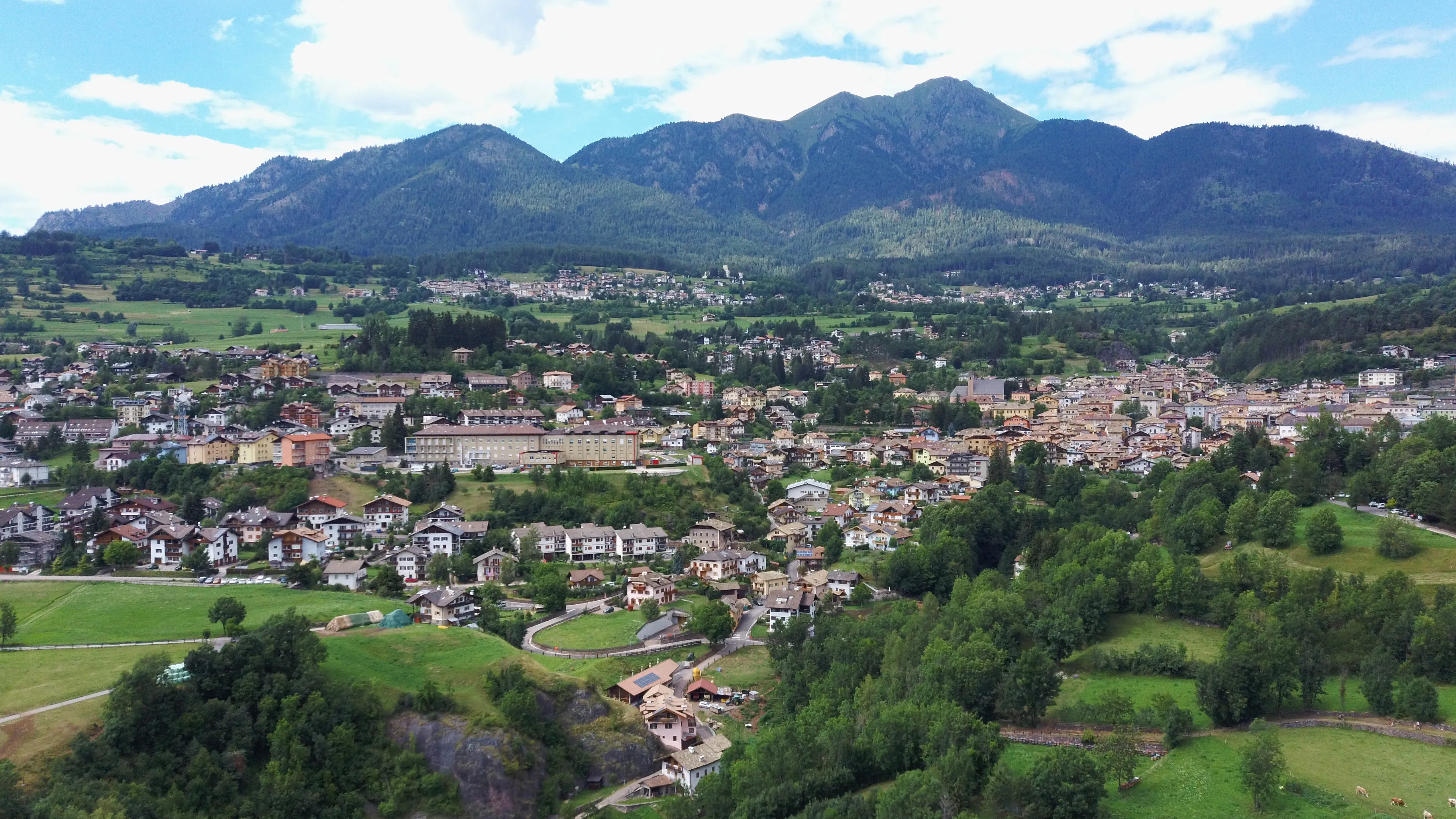 Vista panoramica di Cavalese in estate, con la Val di Fiemme e la catena del Lagorai
